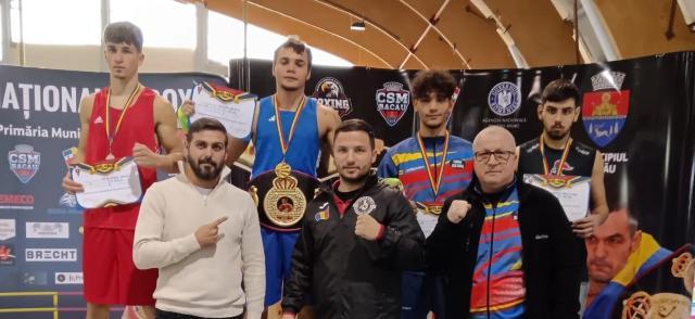 Antrenorul Vasile Nistor l-a insotit pe Claudiu Dinu la podiumul de premiere. Foto Alex Savescu