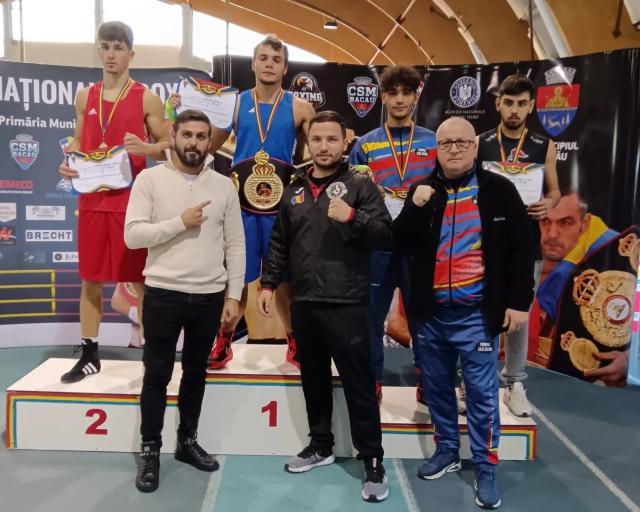 Antrenorul Vasile Nistor l-a insotit pe Claudiu Dinu la podiumul de premiere. Foto Alex Savescu