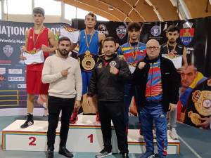 Antrenorul Vasile Nistor l-a însoțit pe Claudiu Dinu la podiumul de premiere. Foto: Alex Savescu