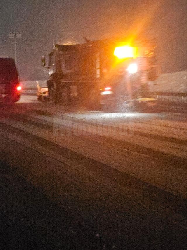 Copaci căzuți pe mai multe drumuri naționale din cauza greutății zăpezii. Circulația rutieră se desfășoară fără blocaje, în condiții de iarnă