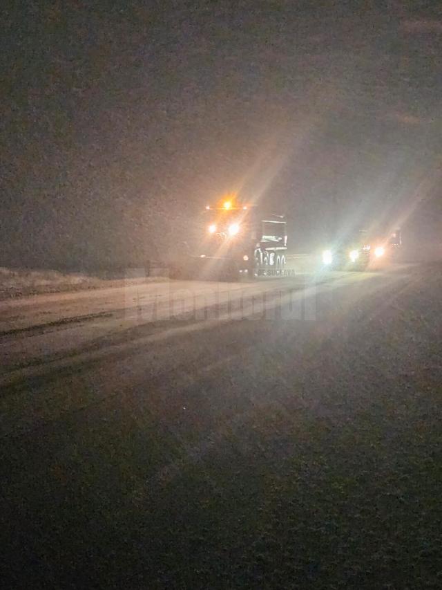 Copaci căzuți pe mai multe drumuri naționale din cauza greutății zăpezii. Circulația rutieră se desfășoară fără blocaje, în condiții de iarnă