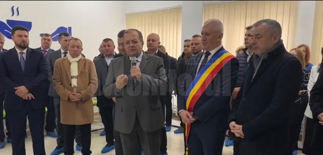 Gheorghe Flutur l-a felicitat pe primarul Vasile Iliuț pentru deschiderea centrului medico - social din orașul Vicovu de Sus