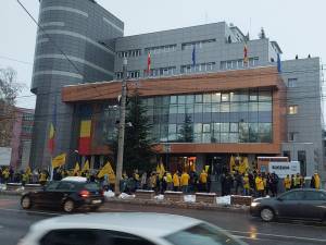 Membri și simpatizanți AUR, în marș de susținere a lui George Simion, pe străzile Sucevei