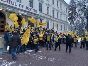 Membri și simpatizanți AUR, în marș de susținere a lui George Simion, pe străzile Sucevei