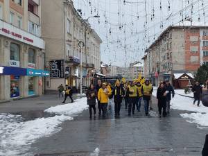 Membri și simpatizanți AUR, în marș de susținere a lui George Simion, pe străzile Sucevei