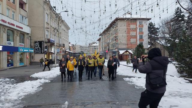 Membri și simpatizanți AUR, în marș de susținere a lui George Simion, pe străzile Sucevei