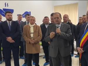 Gheorghe Flutur l-a felicitat pe primarul Vasile Iliuț pentru deschiderea centrului medico - social din orașul Vicovu de Sus