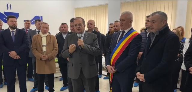 Gheorghe Flutur l-a felicitat pe primarul Vasile Iliuț pentru deschiderea centrului medico - social din orașul Vicovu de Sus