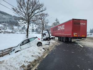 Prins fără permis după ce un șofer de vehicul greu a derapat și a intrat în el