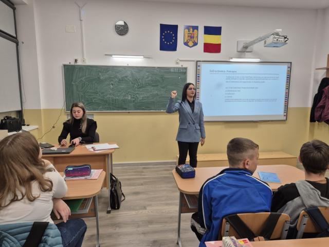 Popa Izabela și Coca Aura Elena, studente în anul II, la Facultatea de Drept și Științe Administrative, din cadrul Universității „Ștefan cel Mare” din Suceava