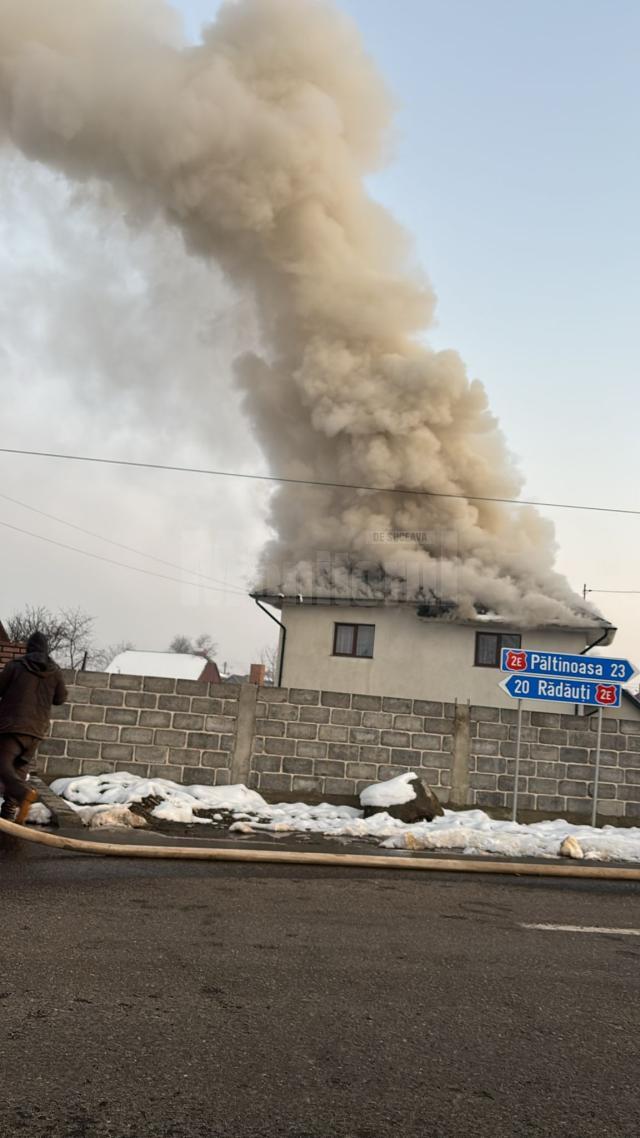 O casă din Solca pe care proprietarii abia o terminaseră de renovat a ars aproape în totalitate