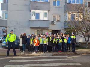 Elevi de la cea mai mare școală din Suceava, învățați de polițiști cum să traverseze strada în siguranță