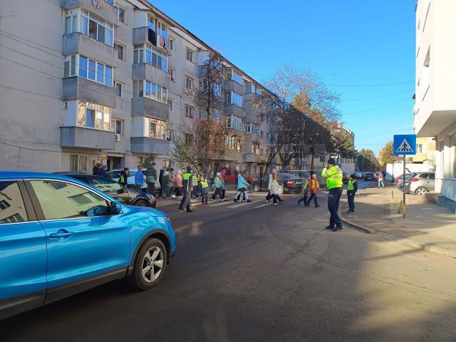 Elevi de la cea mai mare școală din Suceava, învățați de polițiști cum să traverseze strada în siguranță