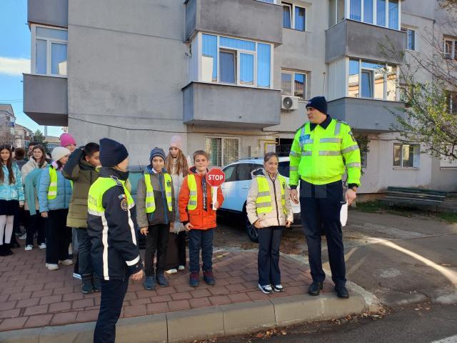 Elevi de la cea mai mare școală din Suceava, învățați de polițiști cum să traverseze strada în siguranță