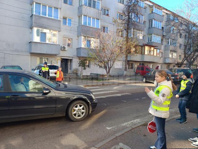 Elevi de la cea mai mare școală din Suceava, învățați de polițiști cum să traverseze strada în siguranță