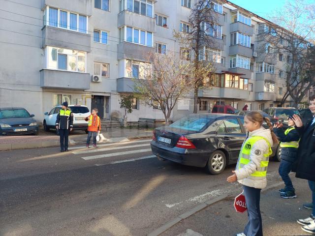 Elevi de la cea mai mare școală din Suceava, învățați de polițiști cum să traverseze strada în siguranță