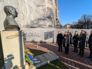 Liberalii suceveni au depus o jerbă de flori la statuia unionistului Iancu Flondor