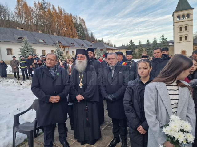 Gheorghe Flutur, deputații Ioan Bălan și Bogdan Gheorghiu și primarul din Putna, Gheorghe Coroamă, au participat la slujba religioasă de la Mănăstirea Putna