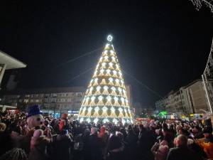 Luminile de sărbătoare din centrul Sucevei au fost aprinse de campionii olimpici Marius și Ionela Cozmiuc