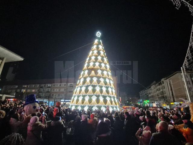 Luminile de sărbătoare din centrul Sucevei au fost aprinse de campionii olimpici Marius și Ionela Cozmiuc