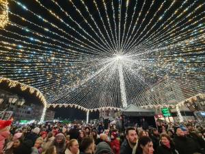 Luminile de sărbătoare din centrul Sucevei au fost aprinse de campionii olimpici Marius și Ionela Cozmiuc