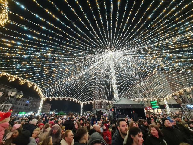 Luminile de sărbătoare din centrul Sucevei au fost aprinse de campionii olimpici Marius și Ionela Cozmiuc