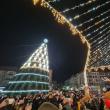 Luminile de sărbătoare din centrul Sucevei au fost aprinse de campionii olimpici Marius și Ionela Cozmiuc