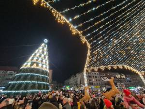 Luminile de sărbătoare din centrul Sucevei au fost aprinse de campionii olimpici Marius și Ionela Cozmiuc