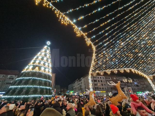 Luminile de sărbătoare din centrul Sucevei au fost aprinse de campionii olimpici Marius și Ionela Cozmiuc