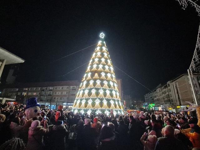 Luminile de sărbătoare din centrul Sucevei au fost aprinse de campionii olimpici Marius și Ionela Cozmiuc