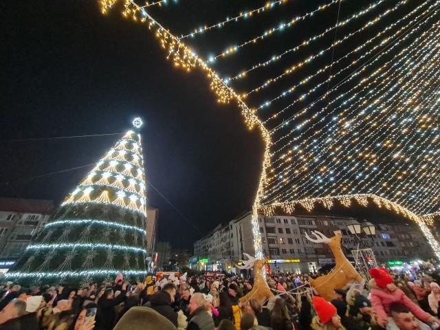 Luminile de sărbătoare din centrul Sucevei, aprinse de campionii olimpici Marius și Ionela Cozmiuc