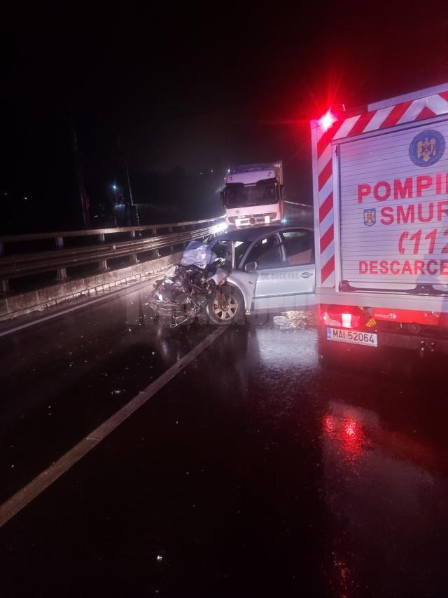 Bărbat descarcerat din mașina pe care o conducea, după coliziunea cu un tir