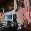 Bărbat descarcerat din mașina pe care o conducea, după coliziunea cu un tir