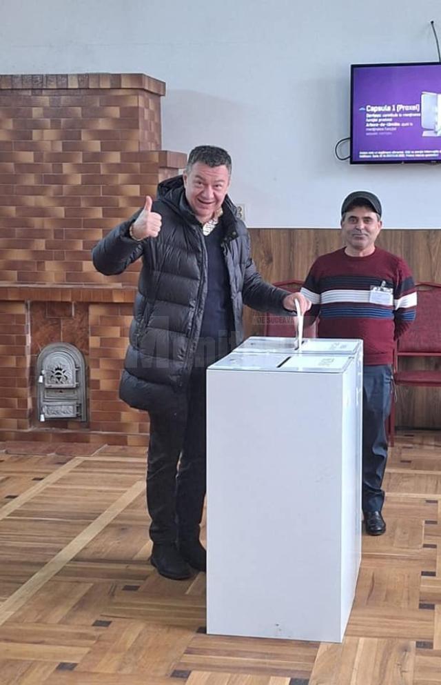 Bogdan Gheorghiu a votat în orașul Liteni alături de primarul Tomiță Onisii