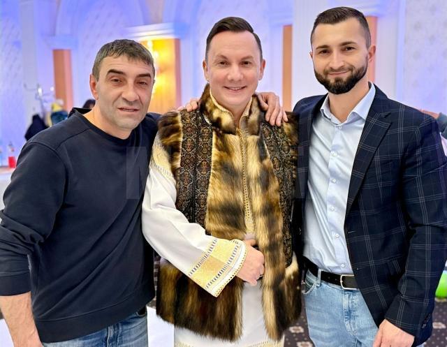 Vasile Bolohan și Andrei Bacoș, organizatorii Galei Persoanelor cu Dizabilități, împreună cu interpretul Marius Petrică Zgăianu