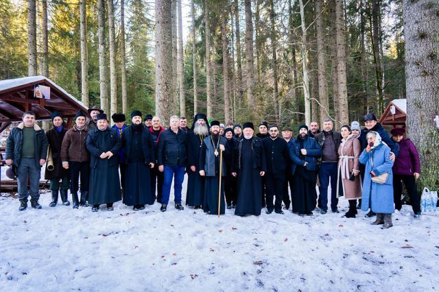 Cuvioșii Paisie și Cleopa, cinstiți prin Liturghie arhierească la Mănăstirea Vadu Negrilesei, închinată lor