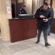 Găleată cu noroi de pe o stradă ”practicabilă”, aruncată pe holul Primăriei Suceava de consilierul local Mihai Crăciun