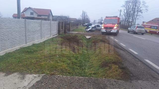 Doi răniți duși la spital după ce o mașină s-a răsturnat