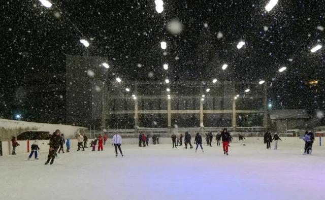 Părinții copiilor care merg la Patinoarul Areni plătesc taxă de intrare chiar dacă nu intră pe gheață