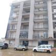 Două etaje ale unui bloc nou, transformate din garaje în spații comerciale, în municipiul ...
