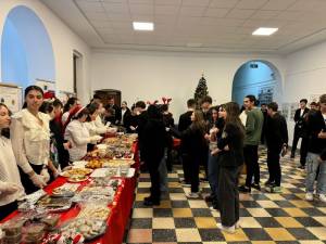 „Târgul de Crăciun” („der Weihnachtsmarkt”) la Colegiul Național „Eudoxiu Hurmuzachi” 2