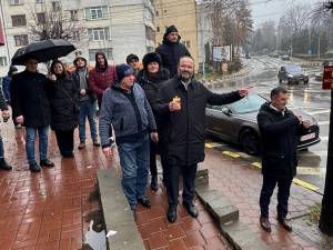 Preotul Cătălin Axinte și parlamentarii aleși ai AUR au protestat cu lumânări la secțiile de votare împotriva anulării alegerilor prezidențiale