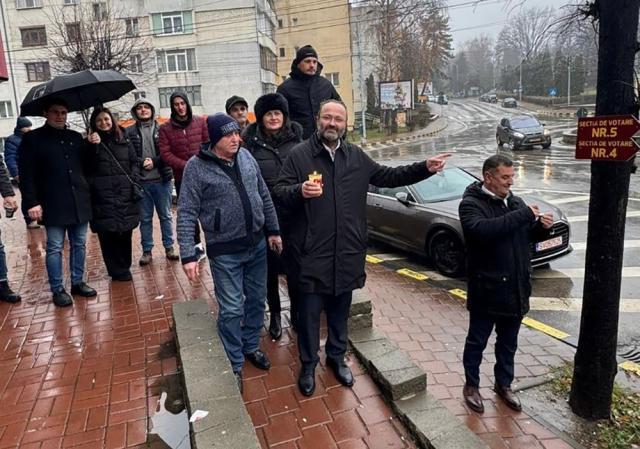 Preotul Cătălin Axinte și parlamentarii aleși ai AUR au protestat cu lumânări la secțiile de votare împotriva anulării alegerilor prezidențiale