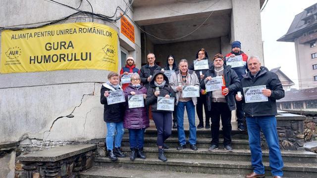 Preotul Cătălin Axinte și parlamentarii aleși ai AUR au protestat cu lumânări la secțiile de votare împotriva anulării alegerilor prezidențiale