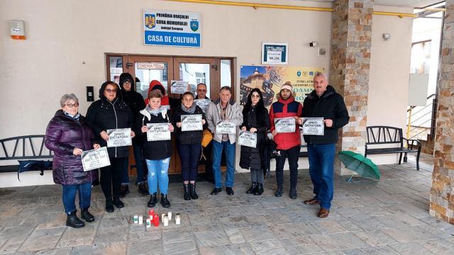 Preotul Cătălin Axinte și parlamentarii aleși ai AUR au protestat cu lumânări la secțiile de votare împotriva anulării alegerilor prezidențiale