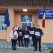 Preotul Cătălin Axinte și parlamentarii aleși ai AUR au protestat cu lumânări la secțiile de votare împotriva anulării alegerilor prezidențiale