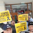 Preotul Cătălin Axinte și parlamentarii aleși ai AUR au protestat cu lumânări la secțiile de votare împotriva anulării alegerilor prezidențiale