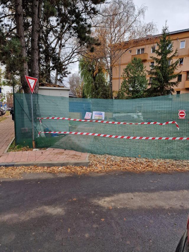 Împrejmuirea făcută ilegal pe parcela de pe strada Mărășești