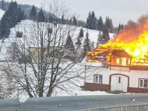 O casă de la munte a ars violent în plină zi