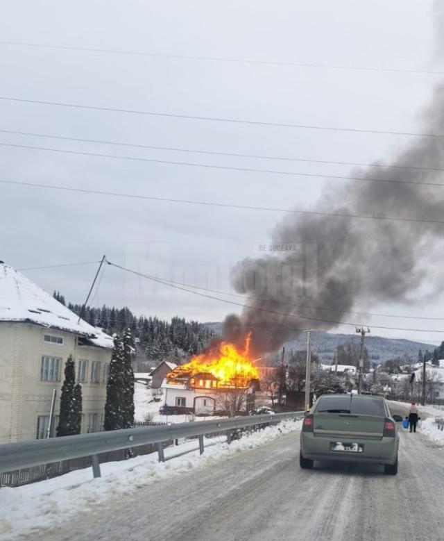 O casă de la munte a ars violent în plină zi